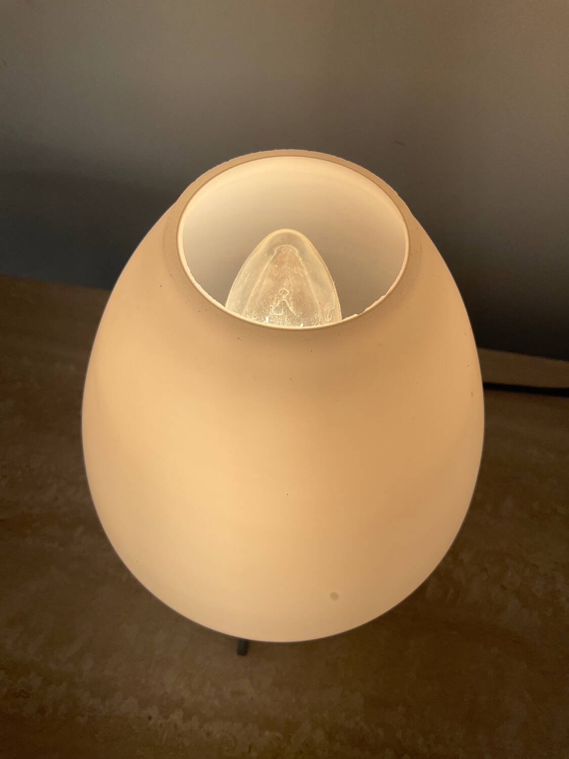 Lampe tripode en opaline et métal