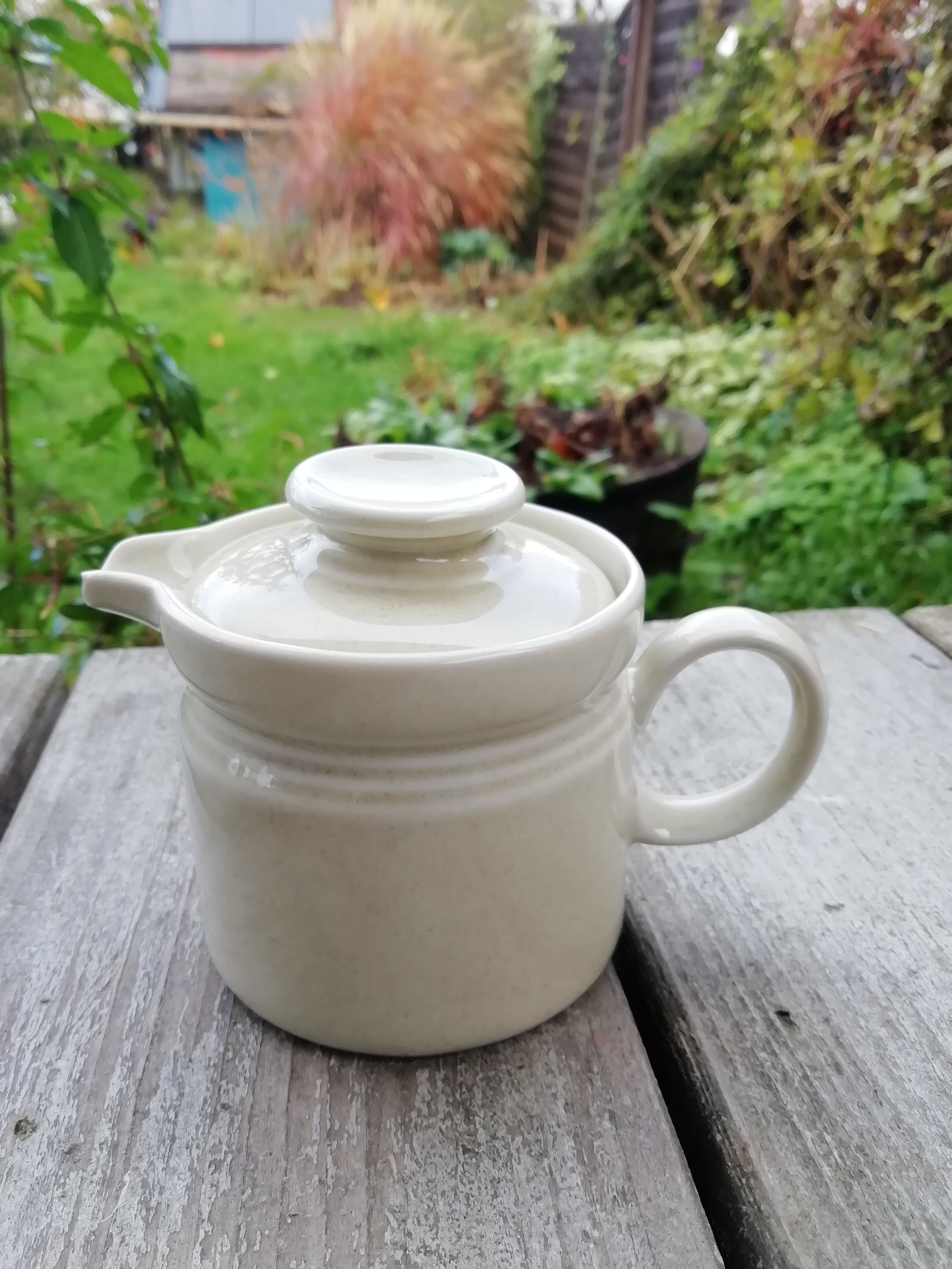 Milk pot