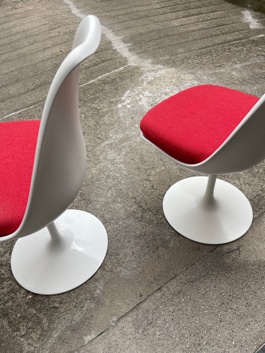 Pair of TULIP Eero Saarinen knoll international chairs