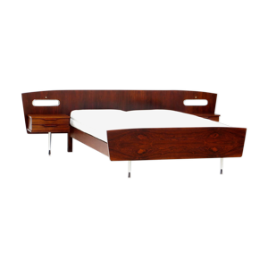 Lit double avec tables