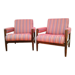 une paire de fauteuils,
