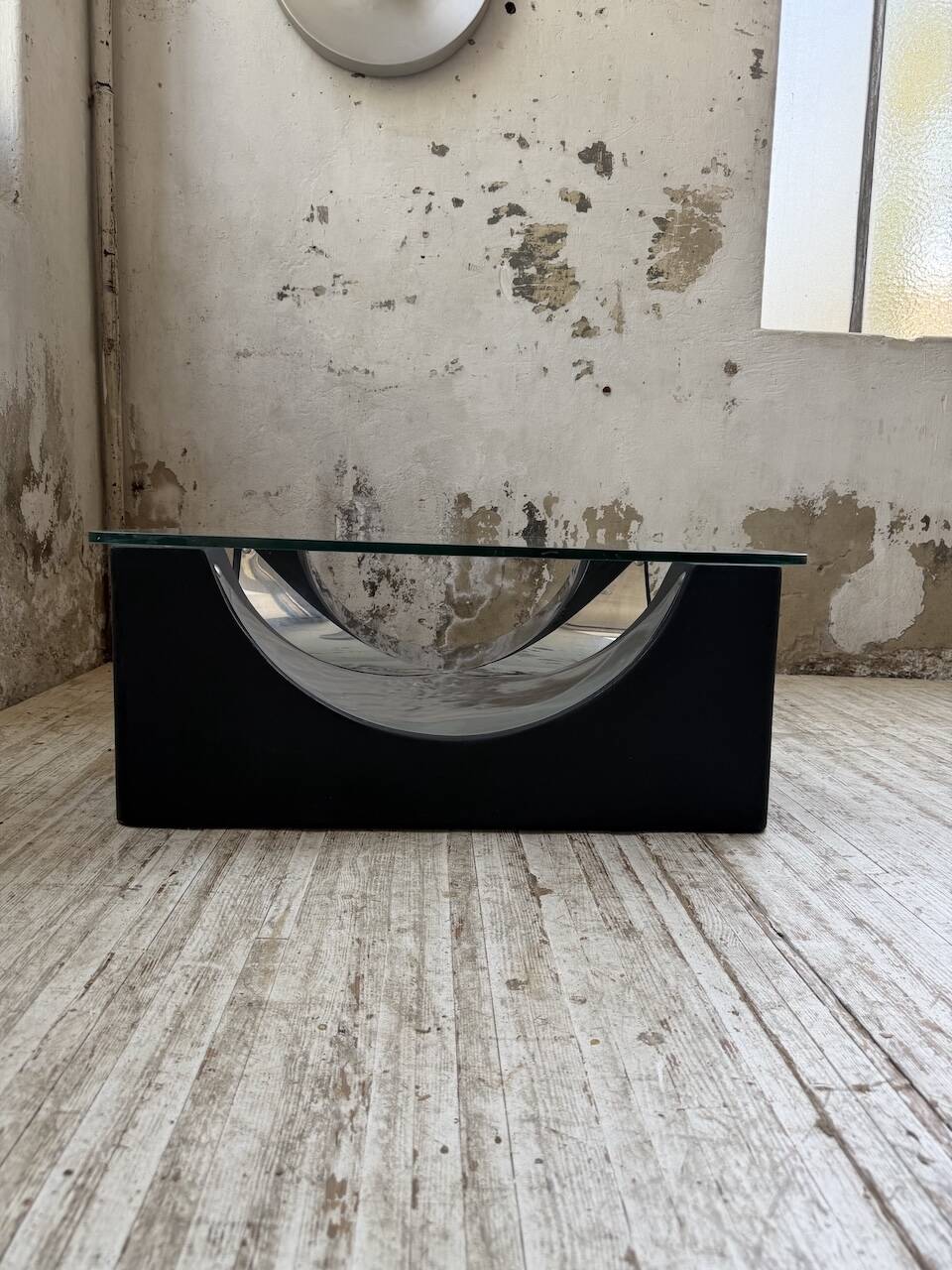 Table basse socle moulé et chrome, années 70