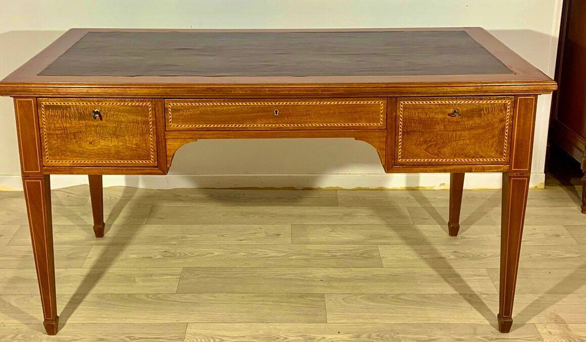 Bureau style Louis XVI, marqueterie de bois précieux