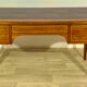 Bureau style Louis XVI, marqueterie de bois précieux