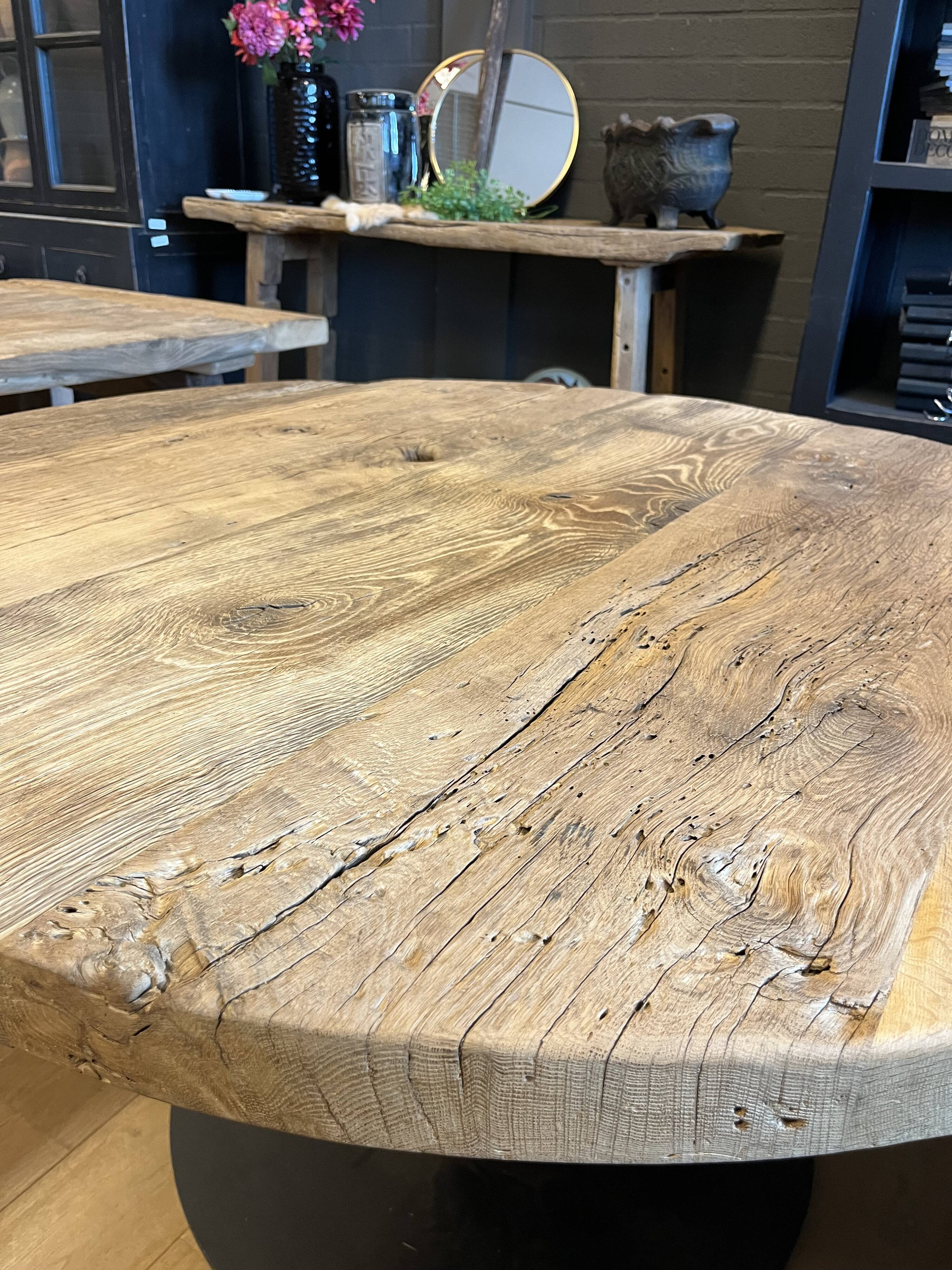 Round table in solid antique oak with a thick top