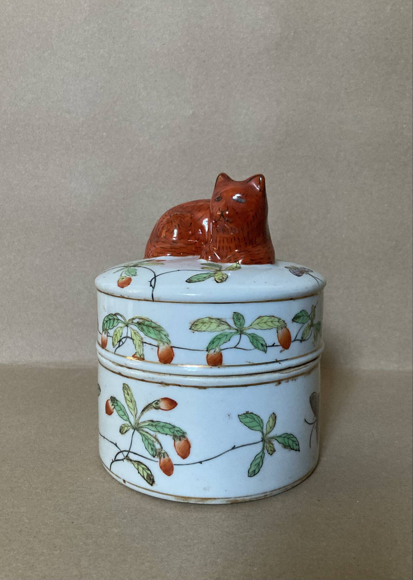 Pot couvert en faïence IMARI décor fait main, fleurs papillons et chat