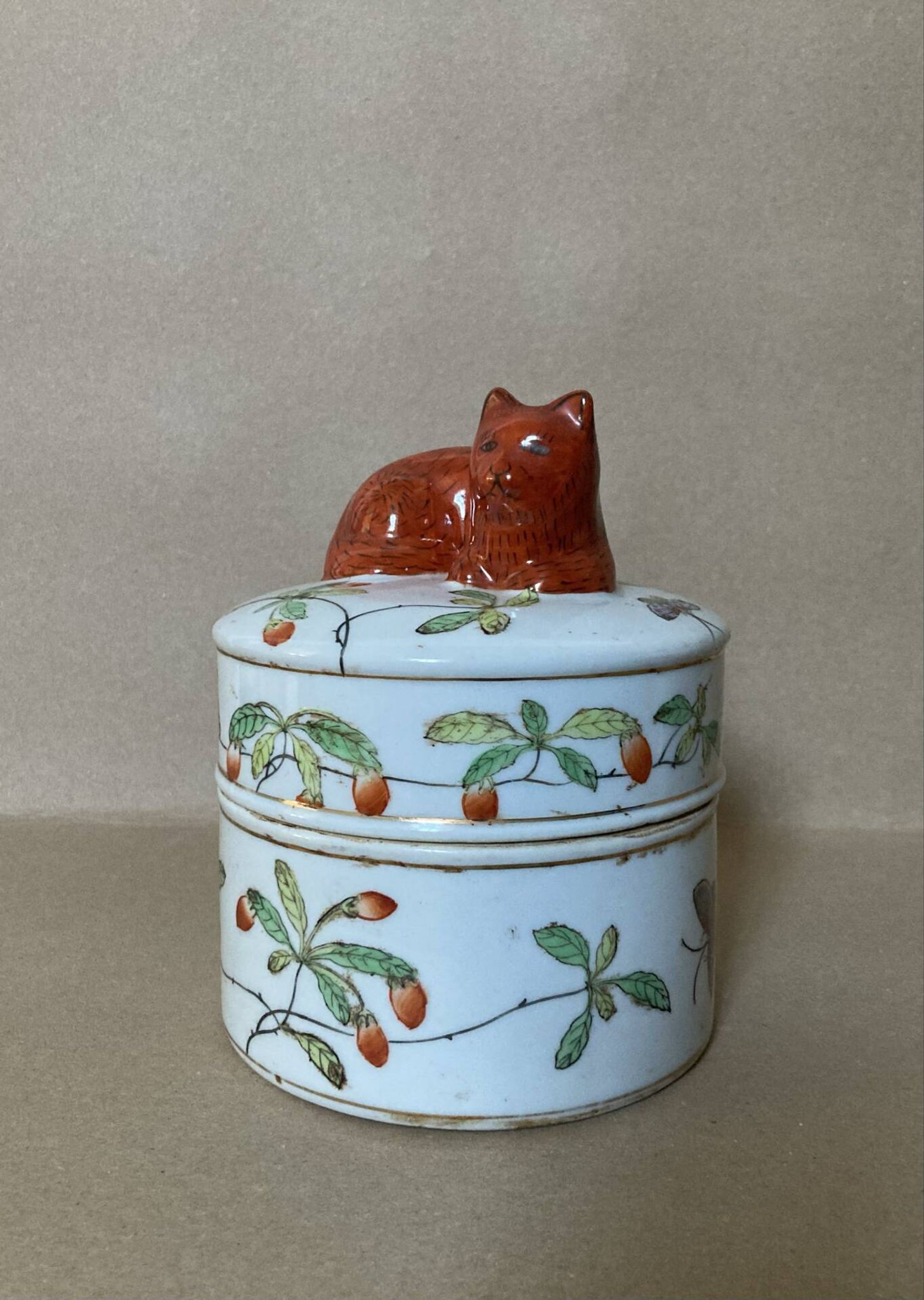 Covered pot in IMARI earthenware, hand-painted decoration, flowers, butterflies, and cat.
