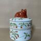 Pot couvert en faïence IMARI décor fait main, fleurs papillons et chat