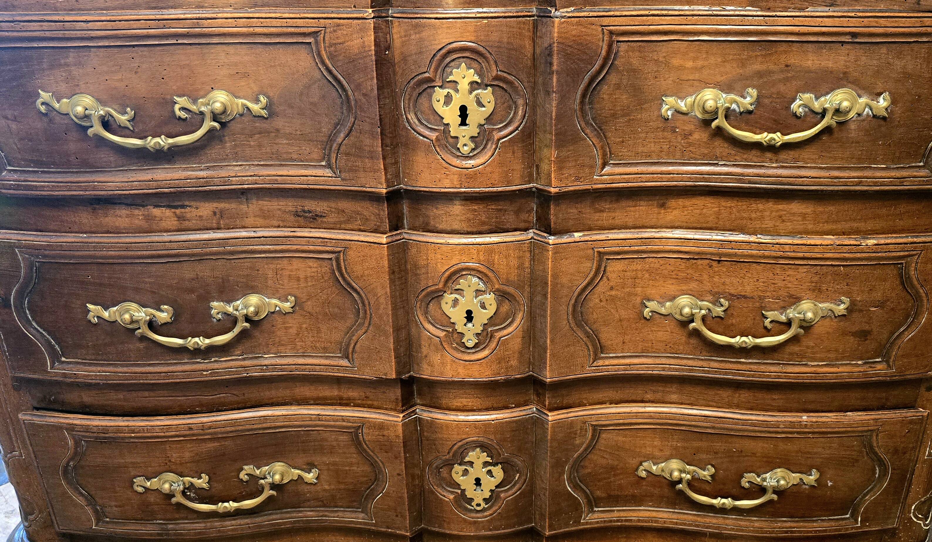 Crossbow chest of drawers in solid walnut, Louis XIV period – early 18th century