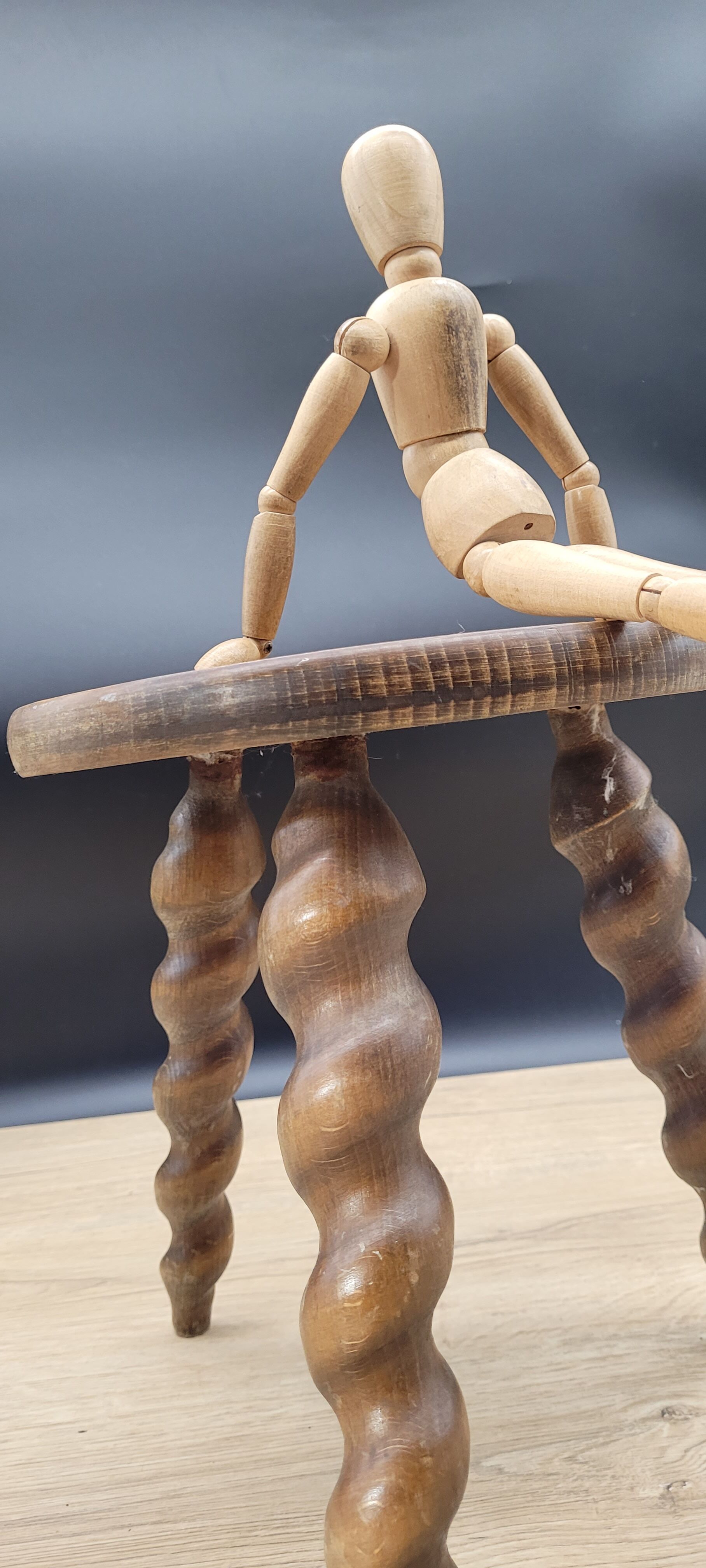 Tripod stool twisted feet