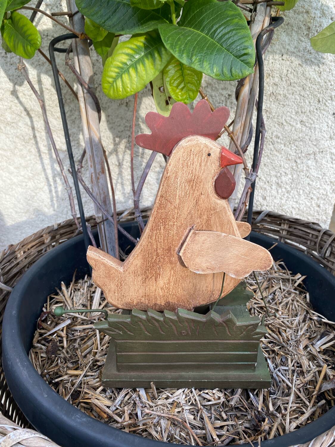 Mechanical wooden hen