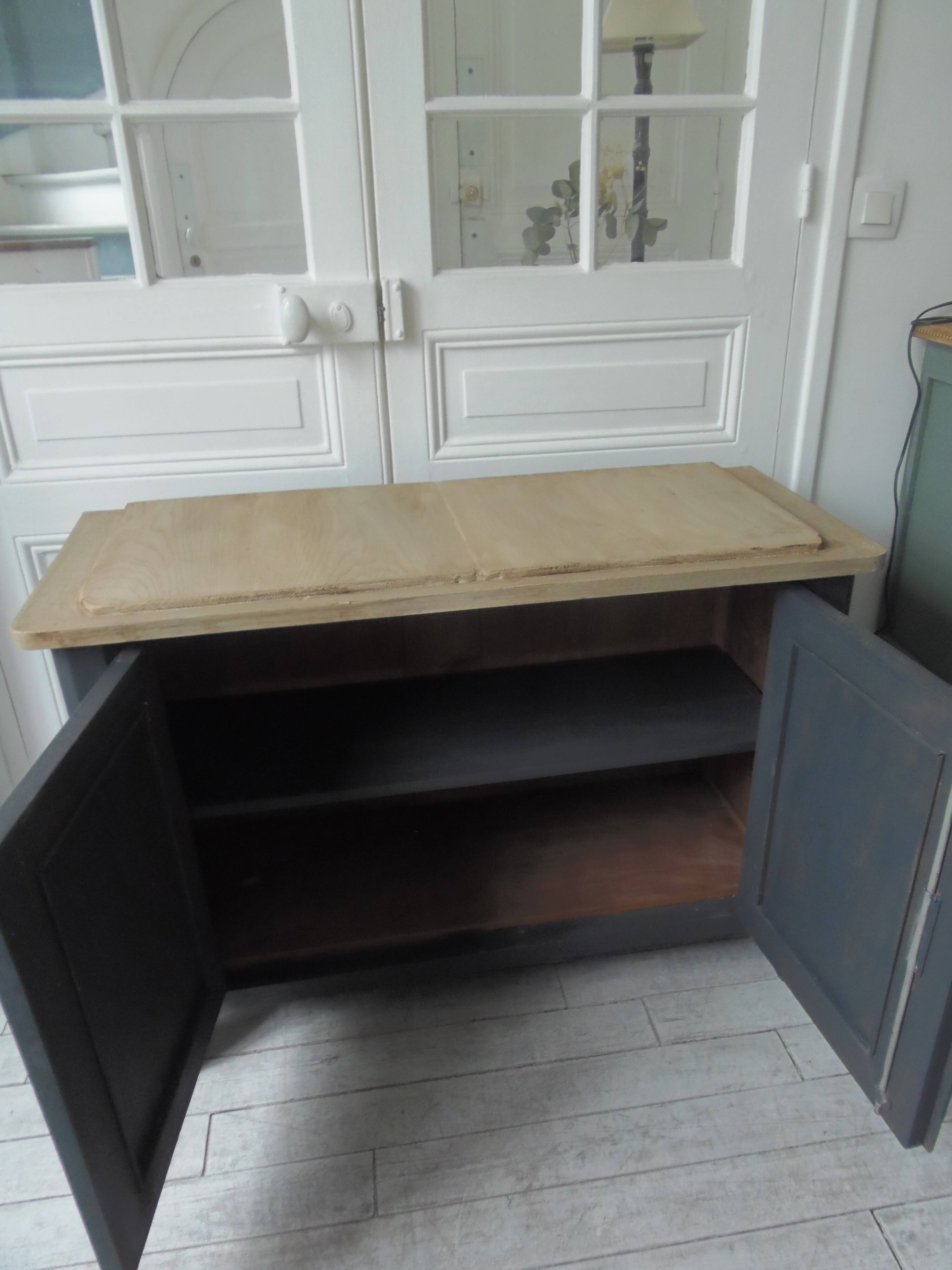 Small low Parisian sideboard re-enchanted in slate gray, medium oak waxed top.
