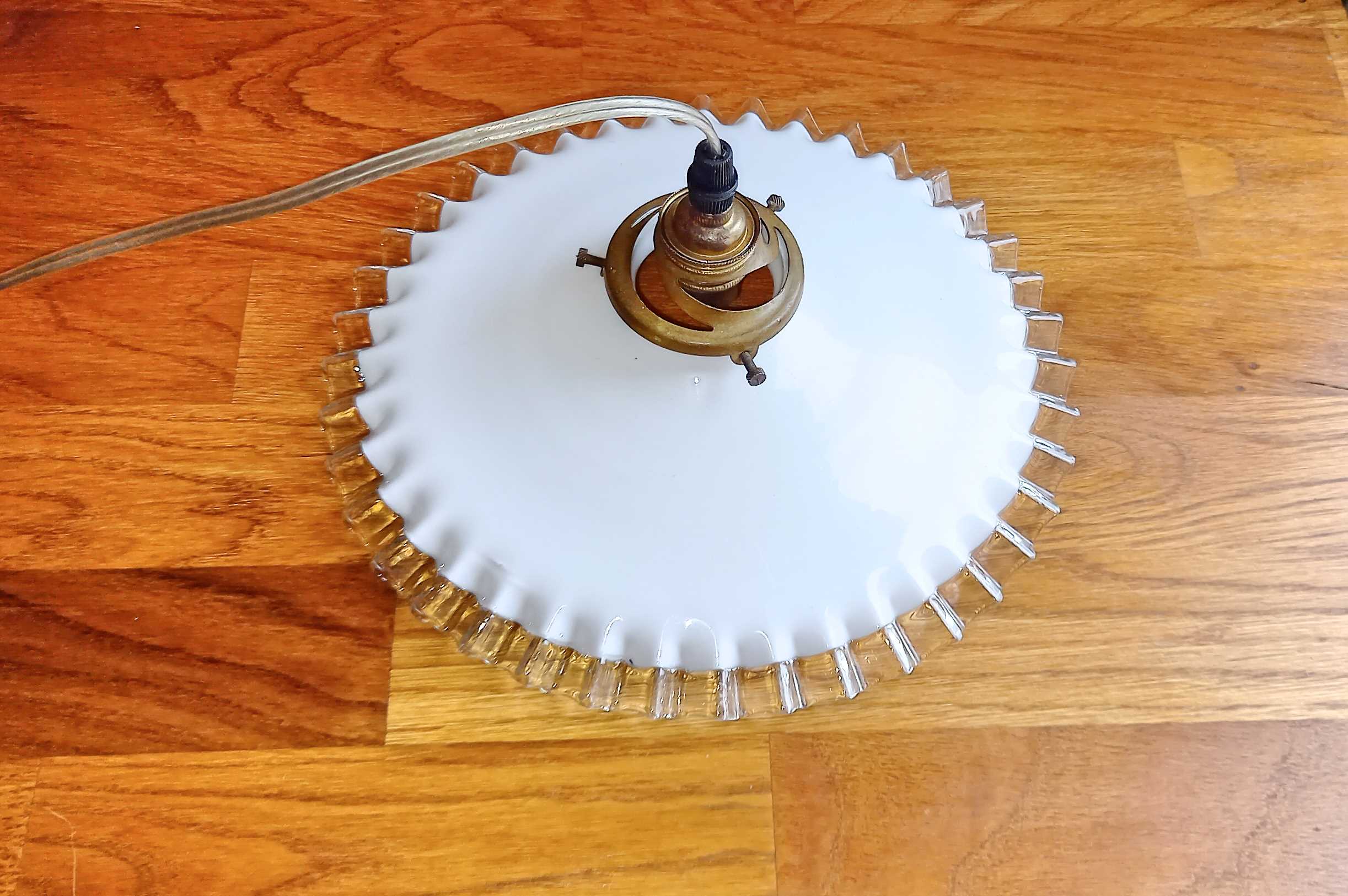 White opaline suspension toothed 26 cm diameter