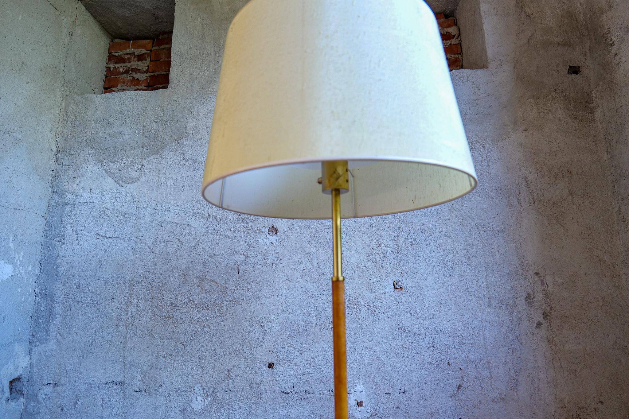 Modern mid-century brass and leather floor lamp Atelje Lyktan, Sweden