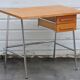 Bureau vintage en bois et tube chromé