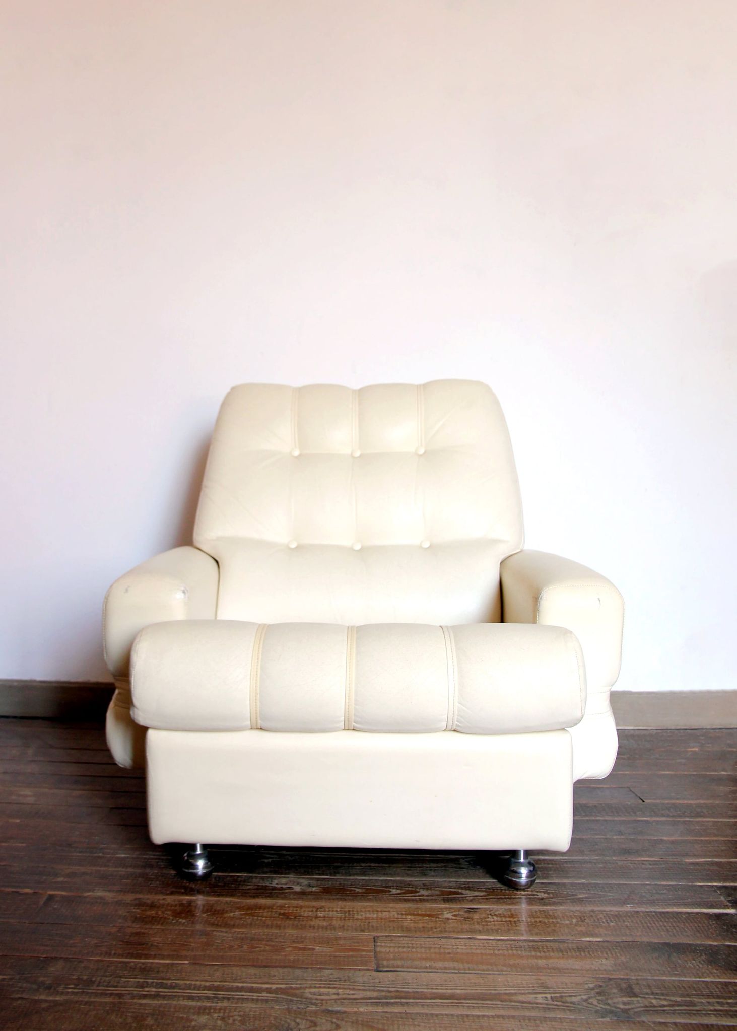Fauteuil seventies en skaï blanc crème