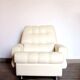 Fauteuil seventies en skaï blanc crème