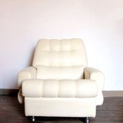 Fauteuil seventies en skaï blanc crème