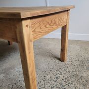 Table basse en bois massif