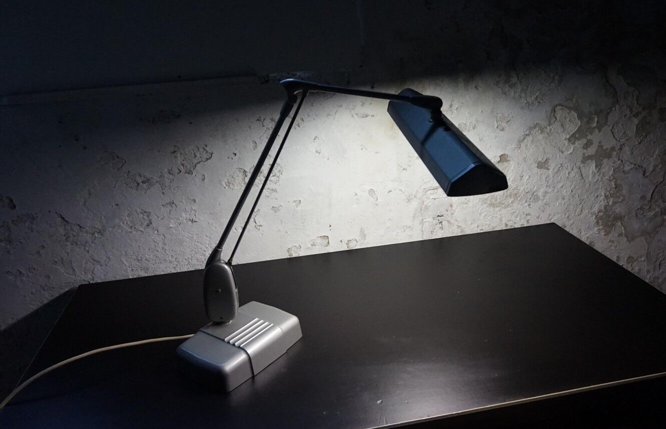 Floating industrial dazor desk lamp