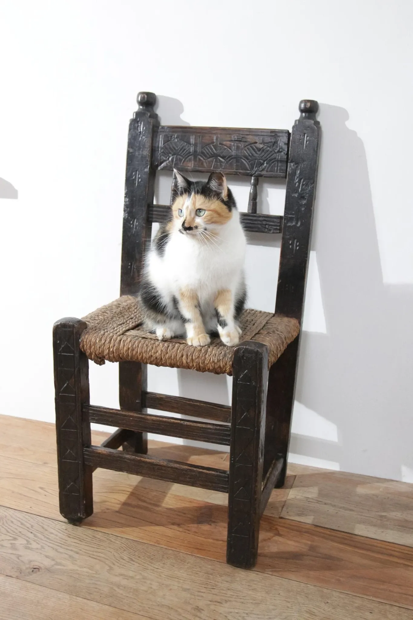 17th-century farmhouse chair with carved motifs – wabi sabi