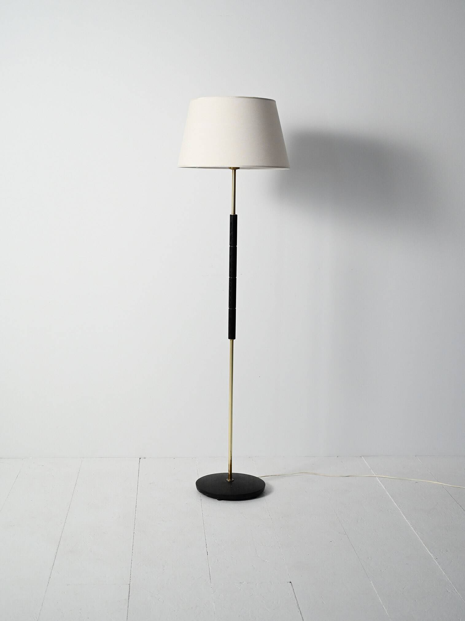 Lampadaire scandinave en laiton et bois noir, années 1950/60