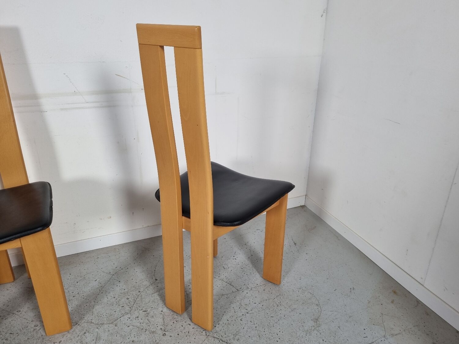 4 chaises  en cuir et bois , années 80