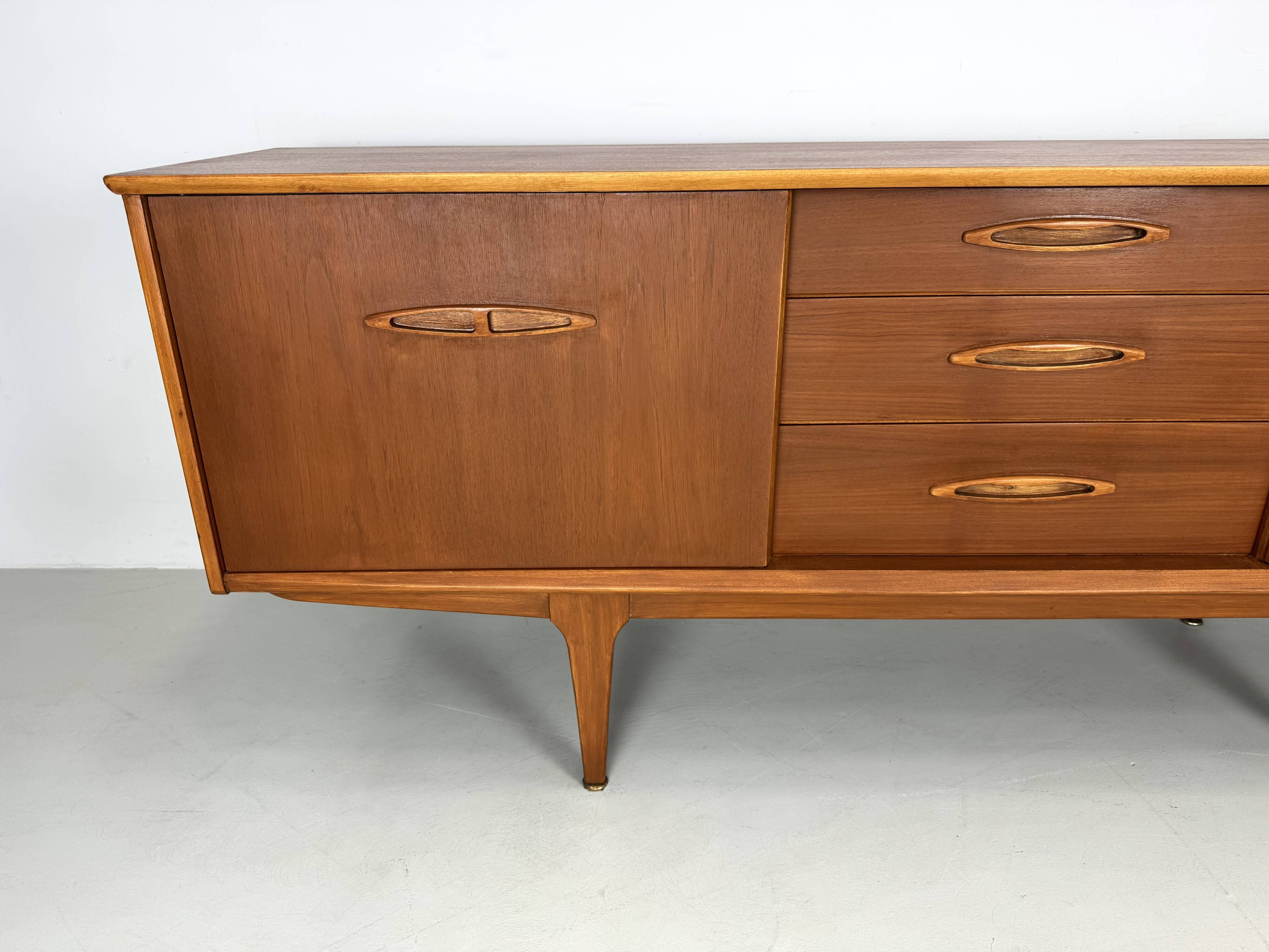 Buffet vintage par Jentique des années 1960.