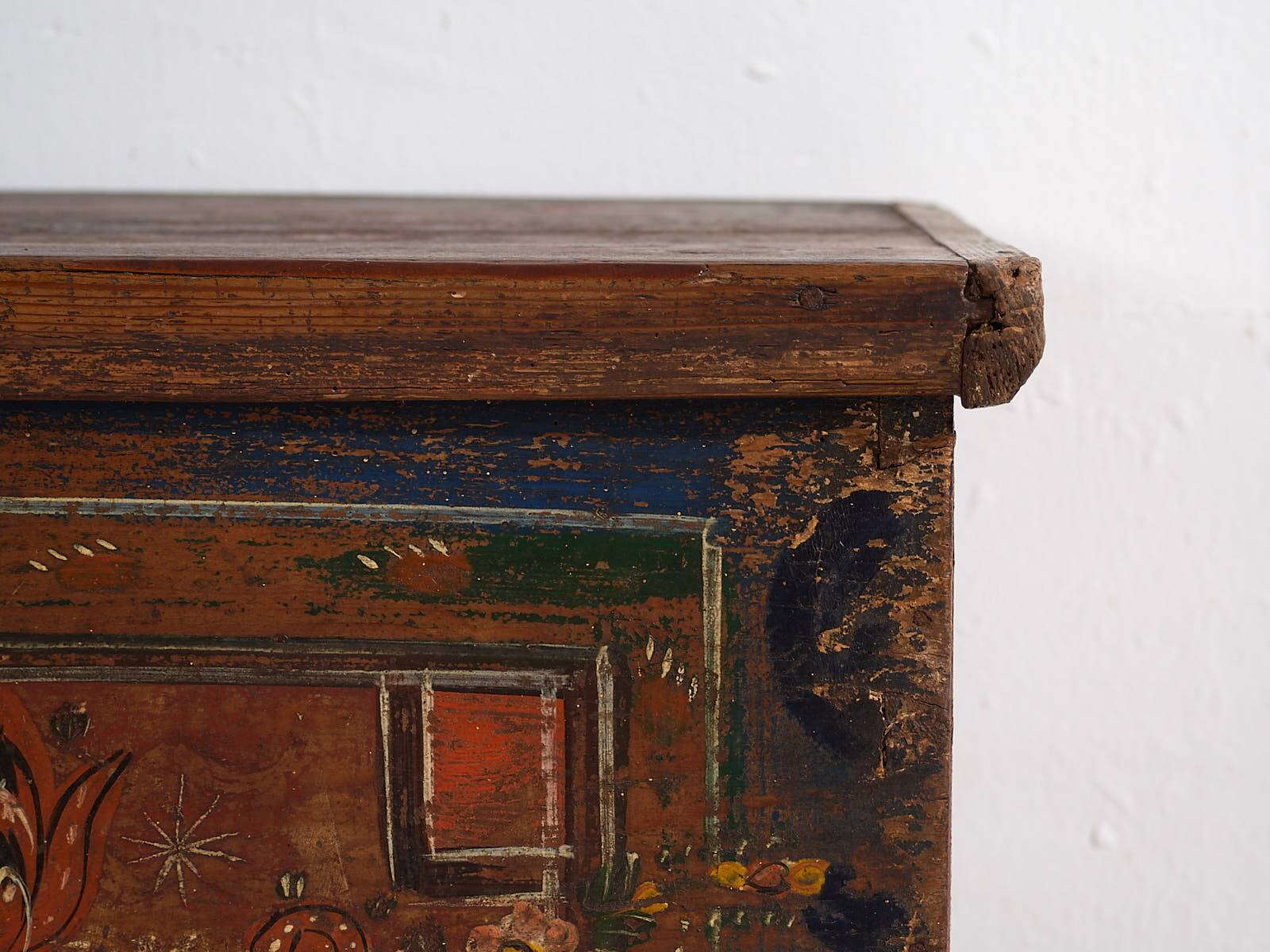 Malle ancienne à motifs floraux (c.1920)