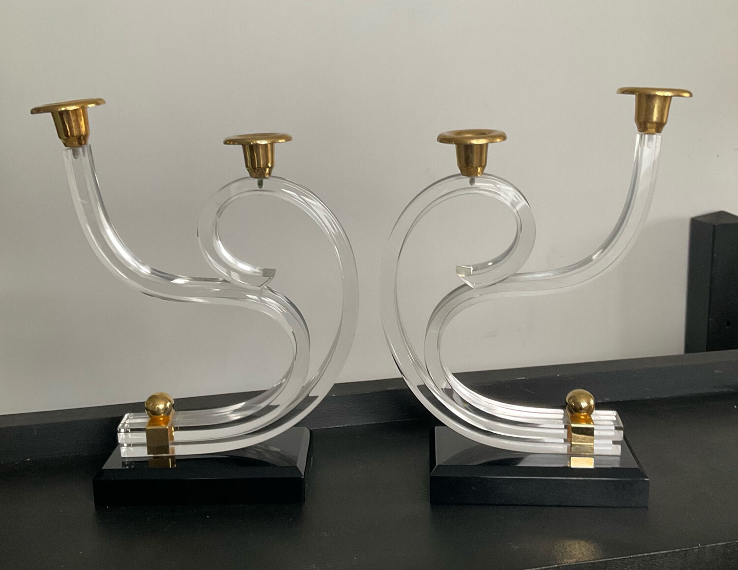 Pair of Hollywood Regency candlesticks in lucite and brass