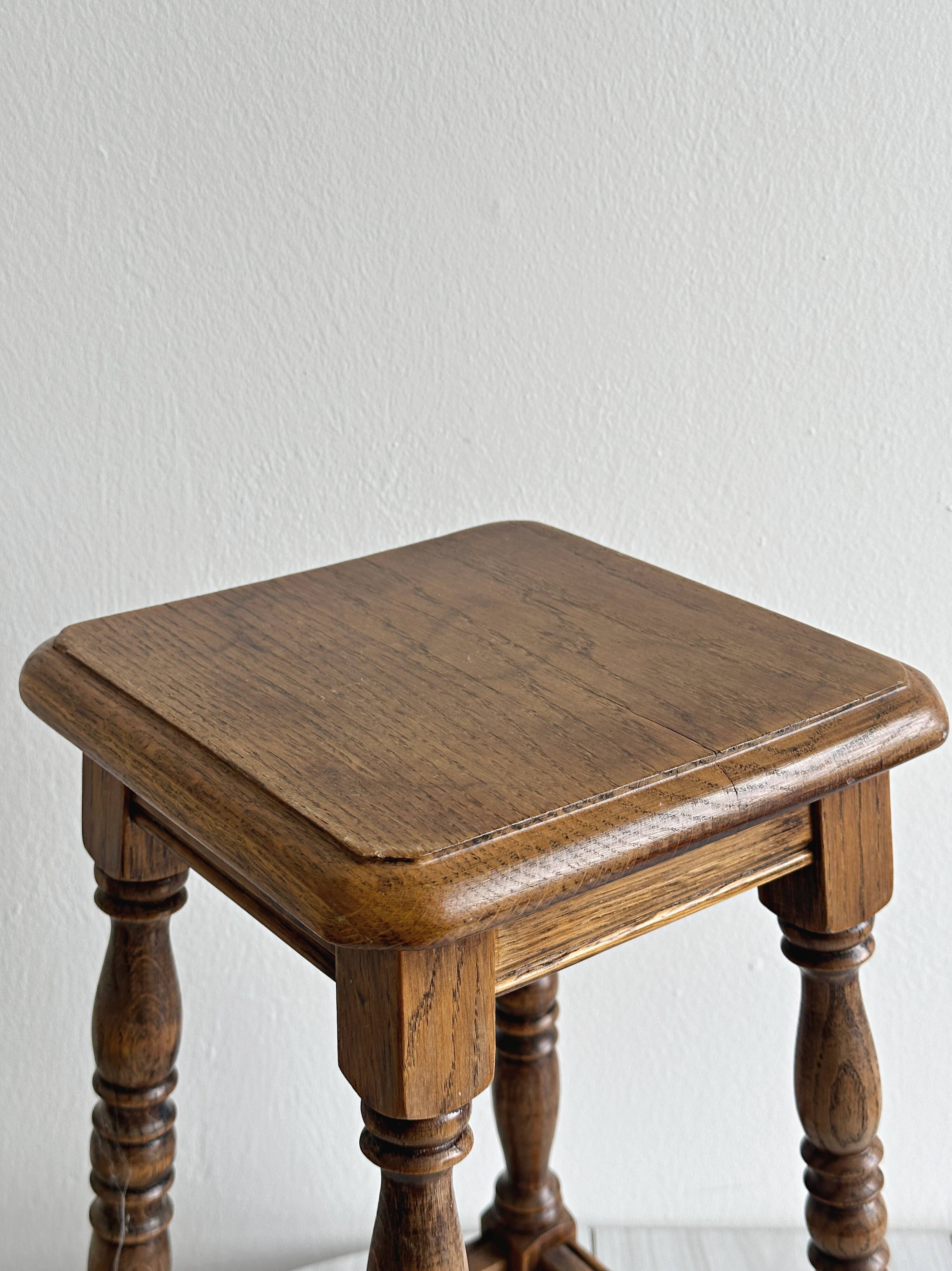 Tabouret carré ancien en bois massif