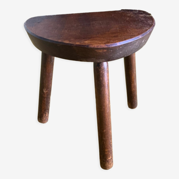 Half-moon tripod stool