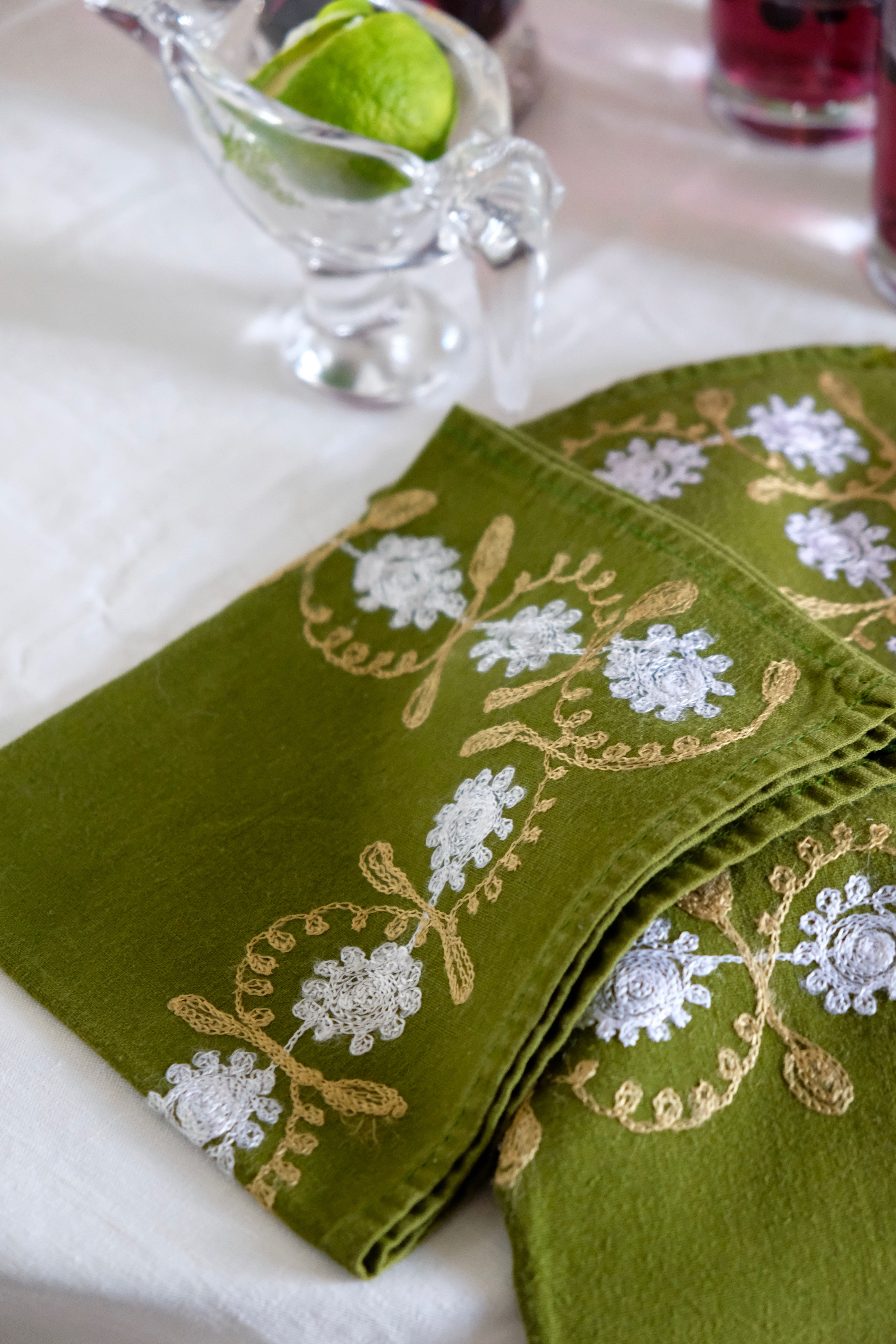 Suite of 8 olive green napkins embroidered vintage flowers 50s