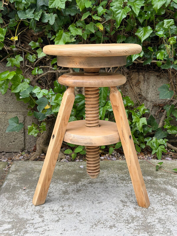 Tabouret d’atelier à vis tripode chêne massif 1950
