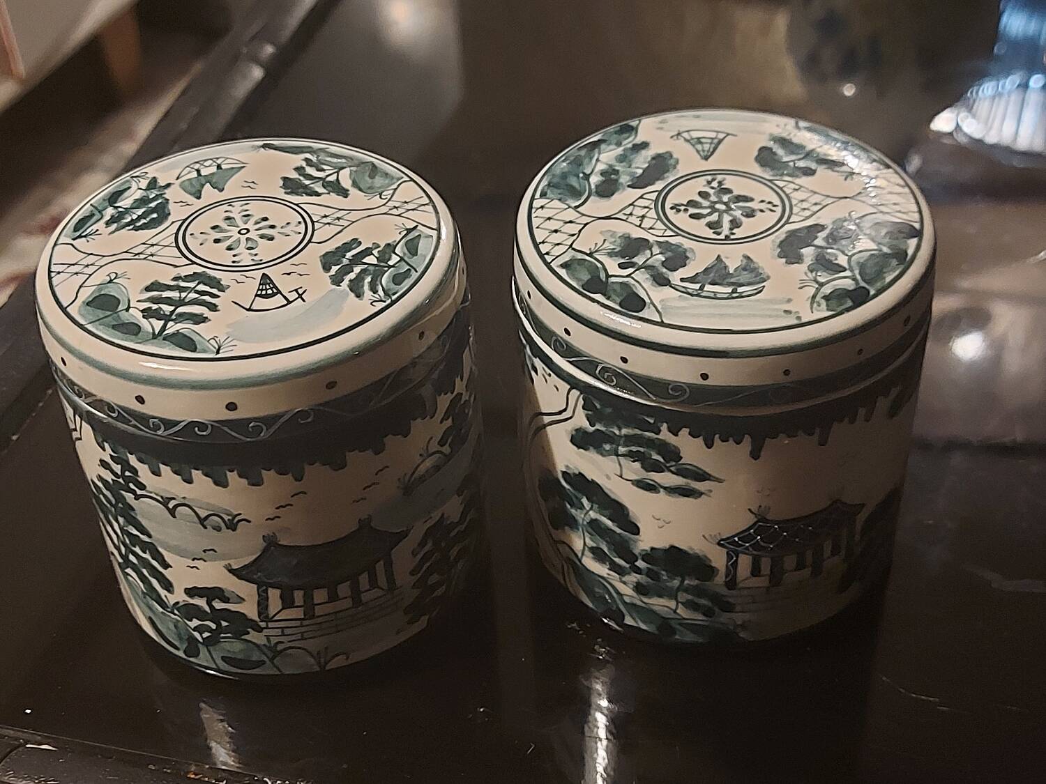 Deux pots en porcelaine chinoise