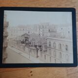 Photographie ancienne 1900 vue d'un entrepot parisien avec diligence et cheval