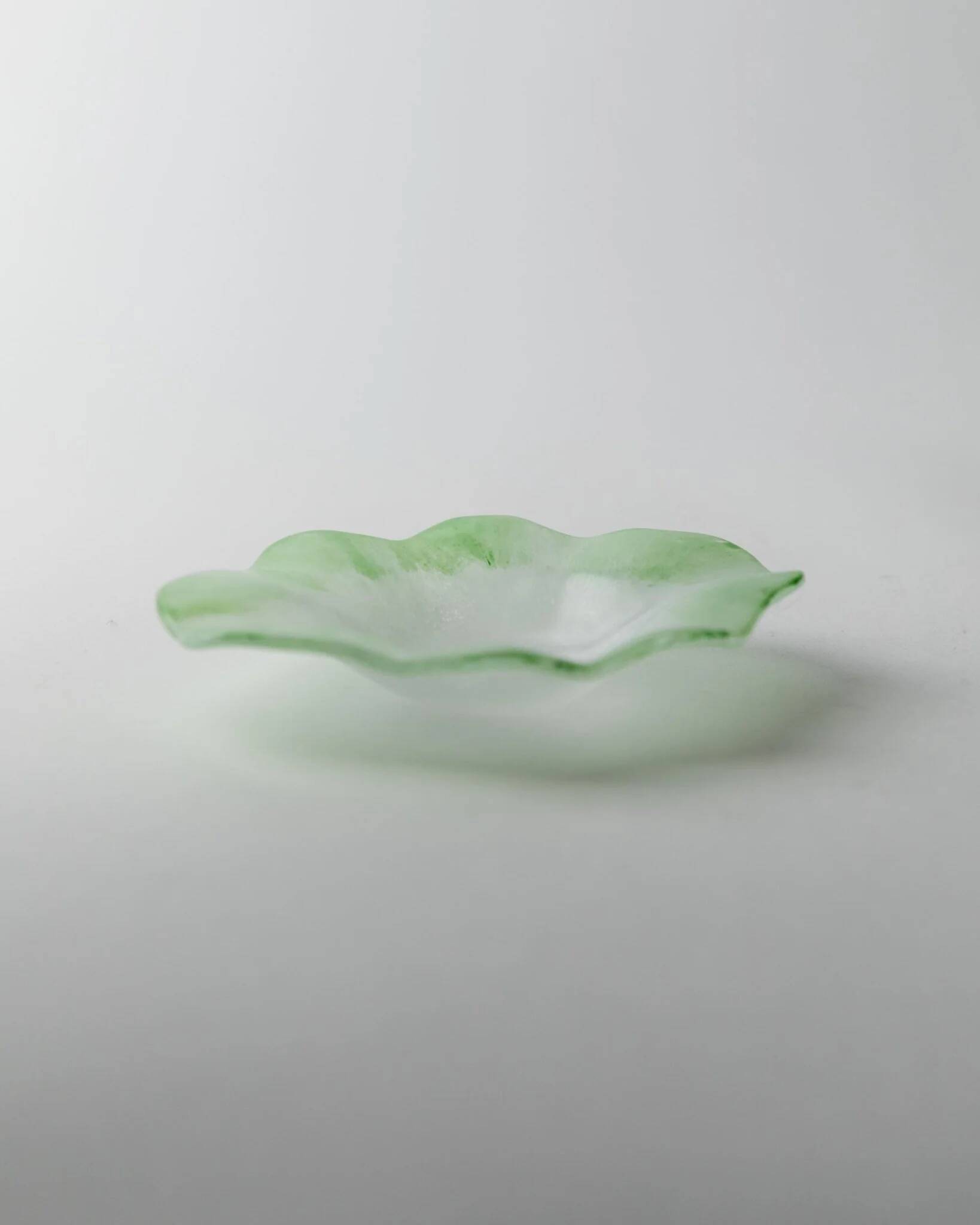 Bol en verre de Murano vert par Giochi di Luce - Plat sculptural ondulé d'Italie des années 1980 pour cendrier ou porte-savon.