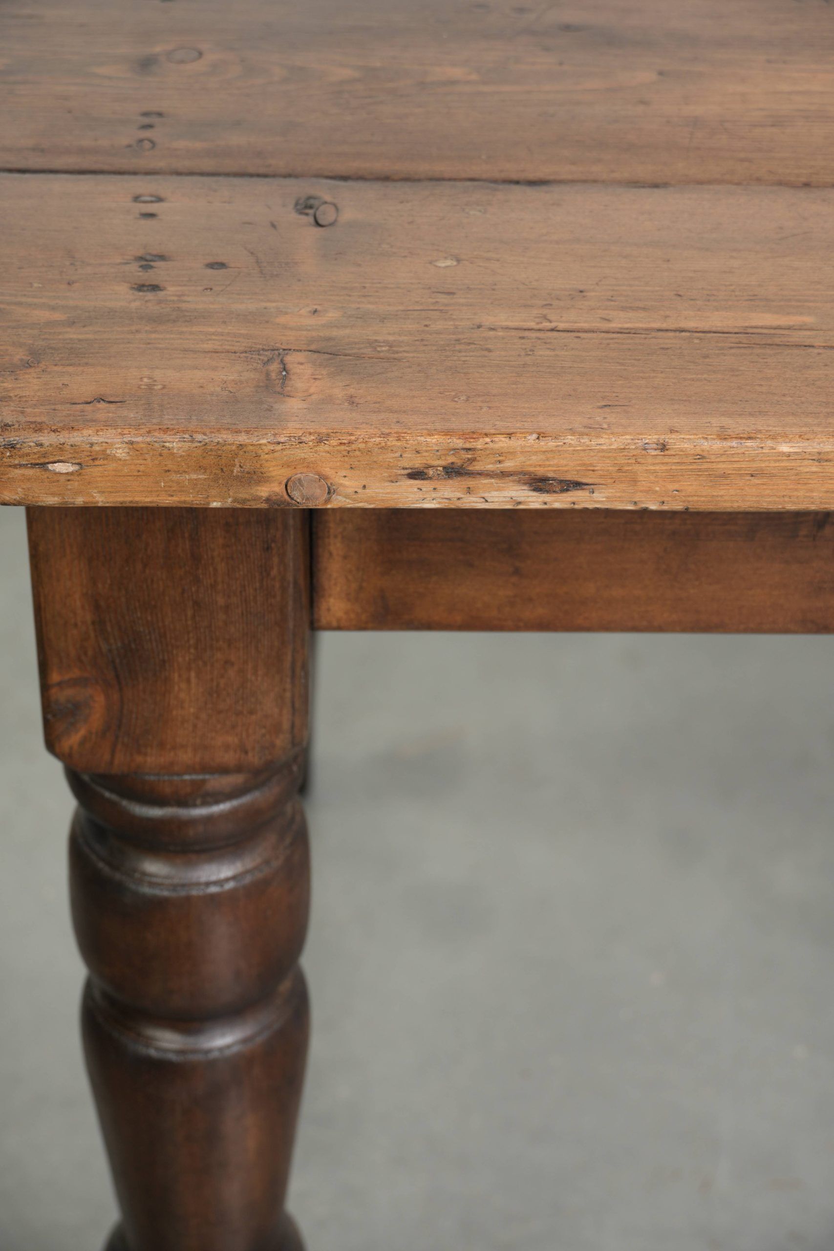 Antique English 19th-century farmhouse dining table made of pinewood