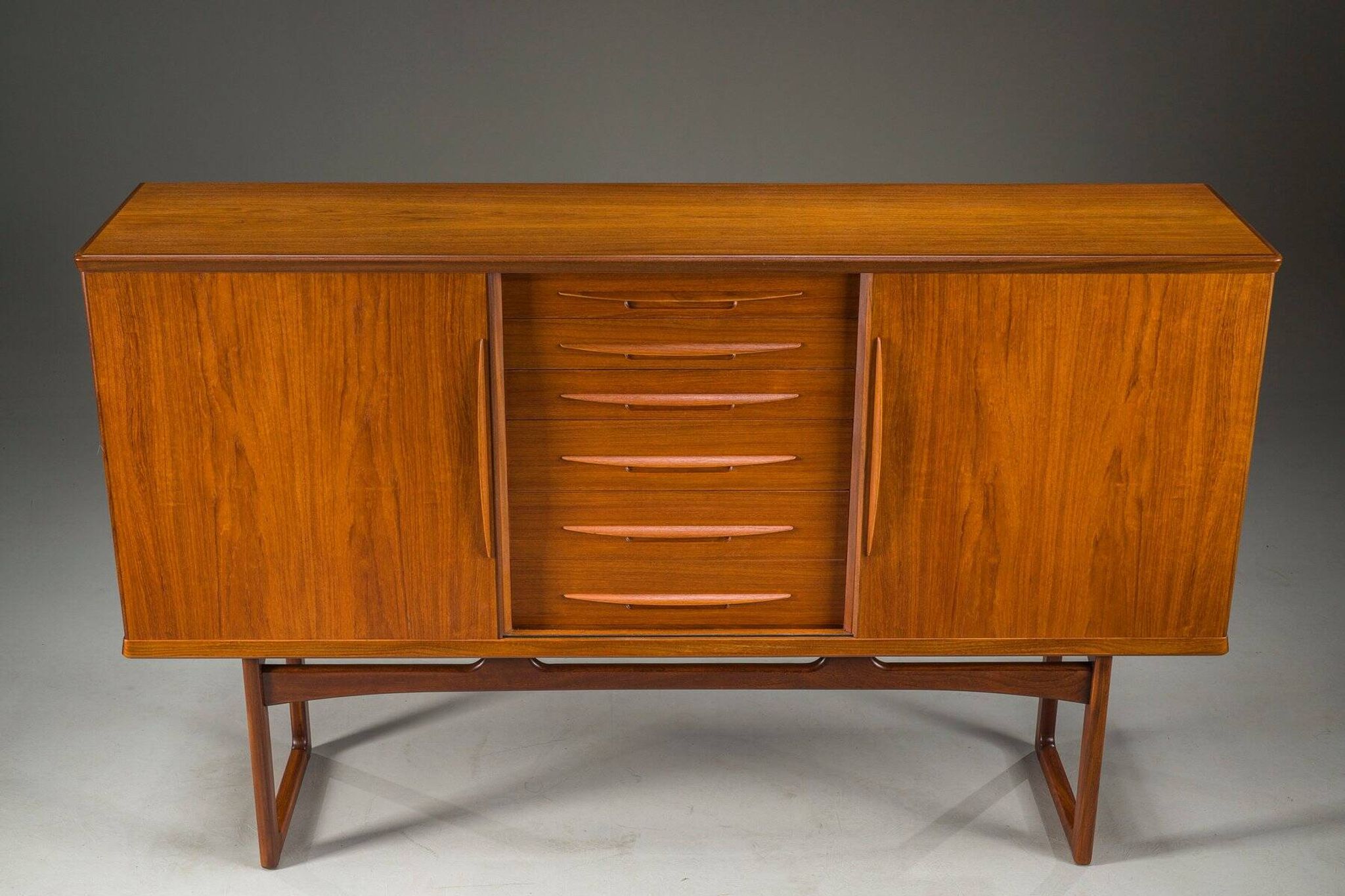 Buffet danois en teck par Arne Vodder pour Vamo Sønderborg, années 1960