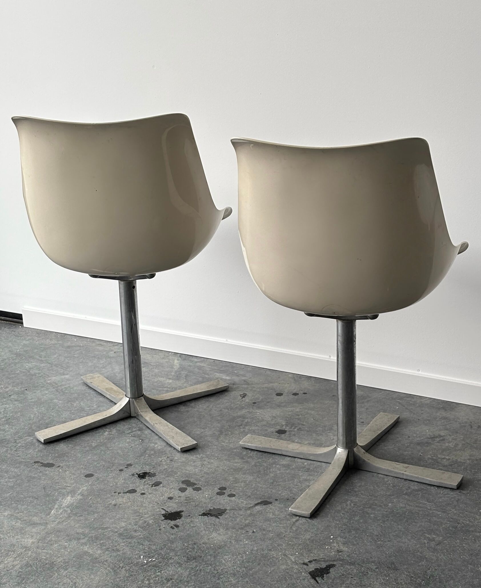 Pair of Tulip swivel chairs published by Roche Bobois 1970