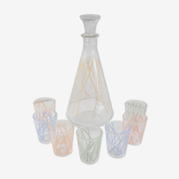 Ensemble coloré composé d'une carafe et de 7 verres à liqueur années 70