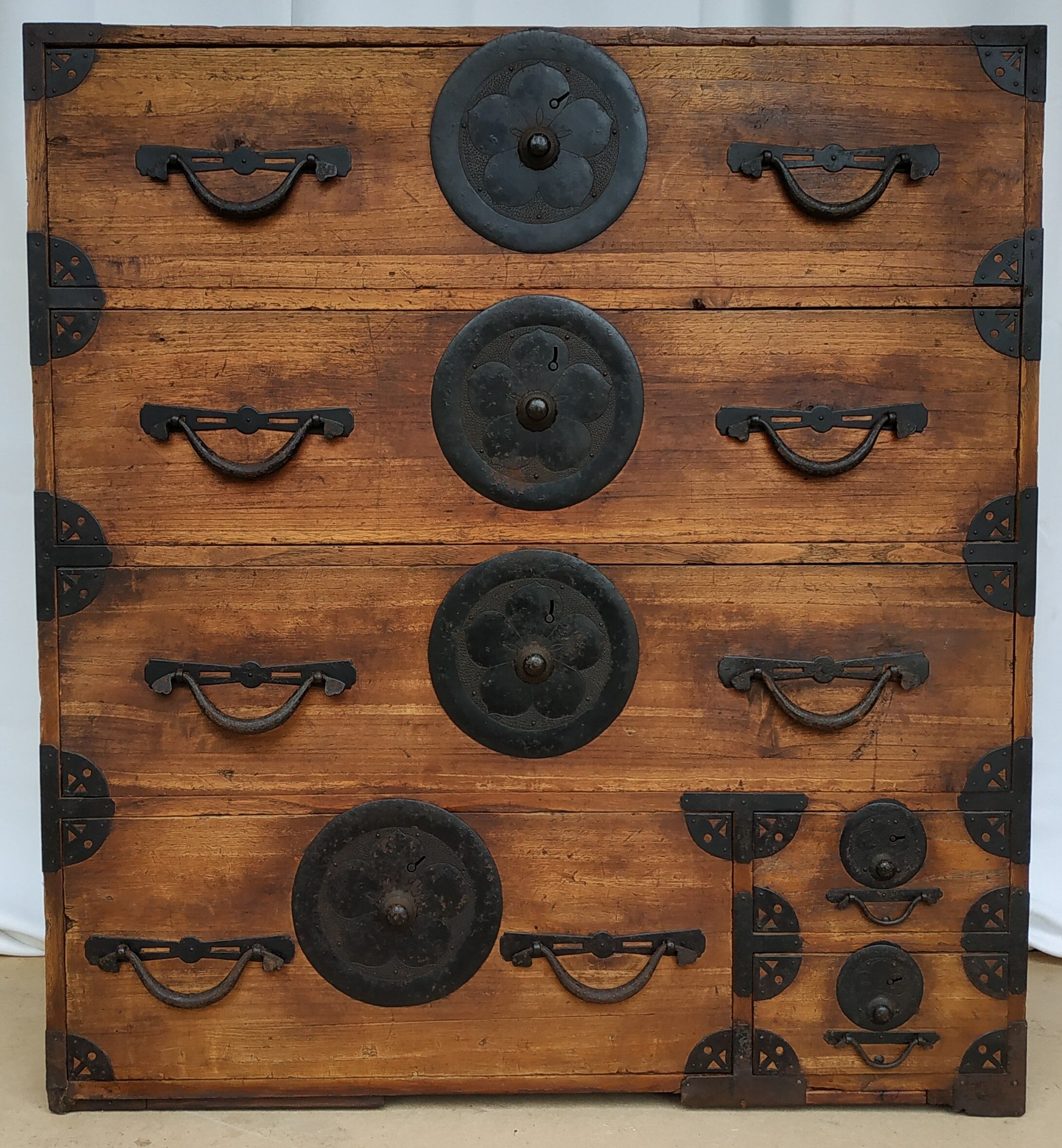 Tansu Japan 19th-century laundry dresser