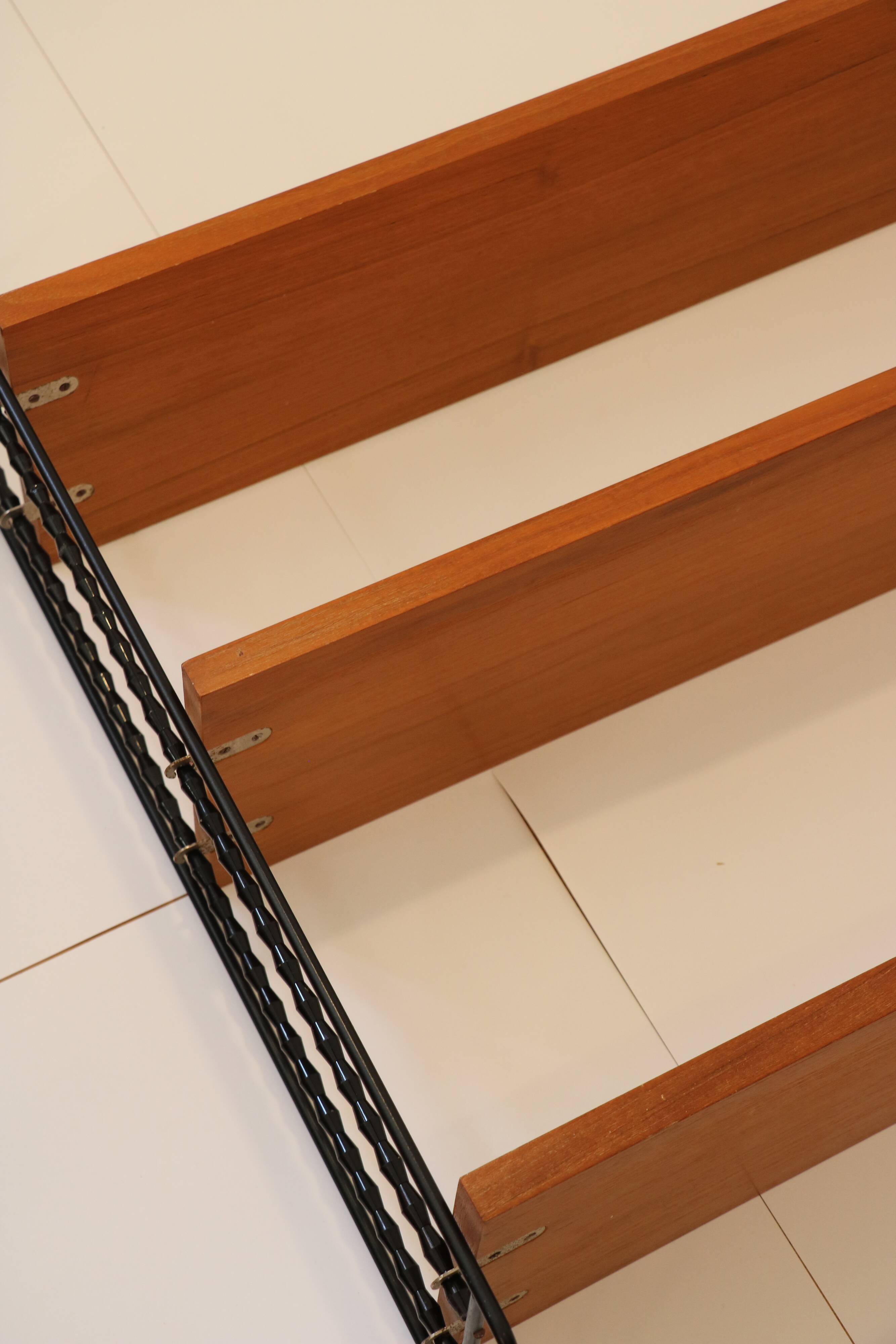 String shelf in wood and black metal