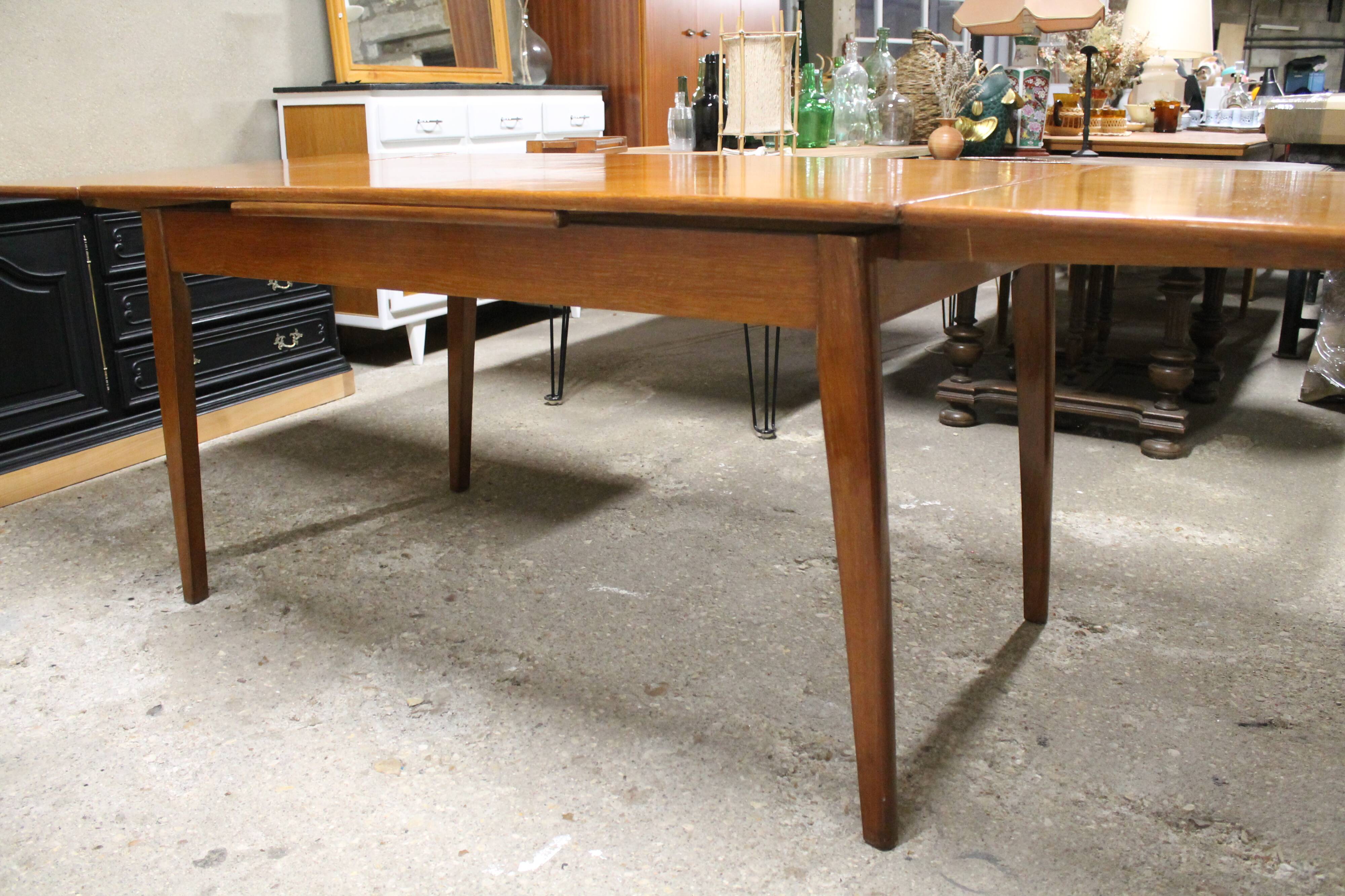 Extendable oak table