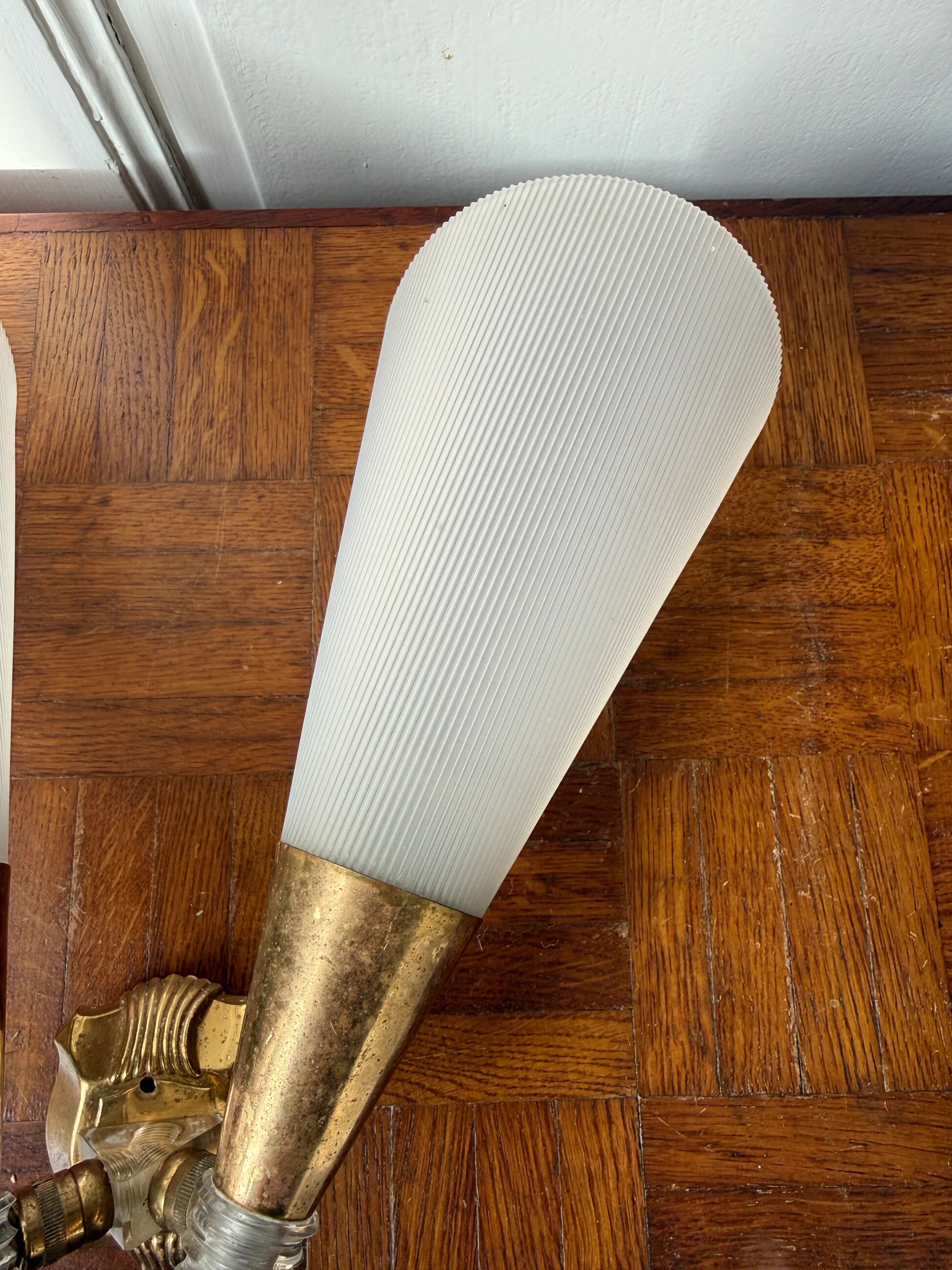 Wall lamp in brass and plastic