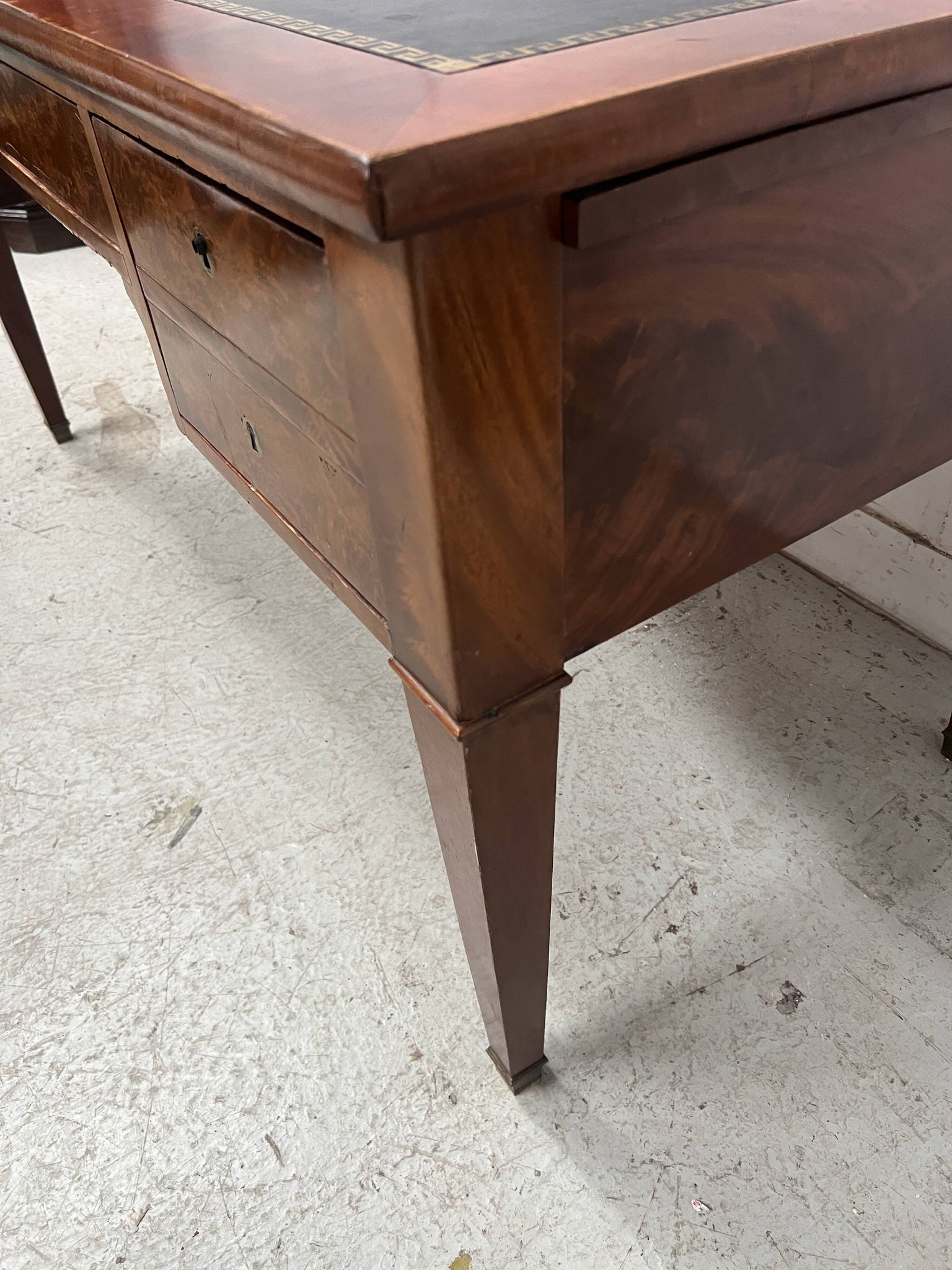 Bureau plat de style Louis XVI en acjou et placage XIX siècle