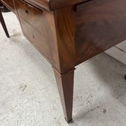 Bureau plat de style Louis XVI en acjou et placage XIX siècle