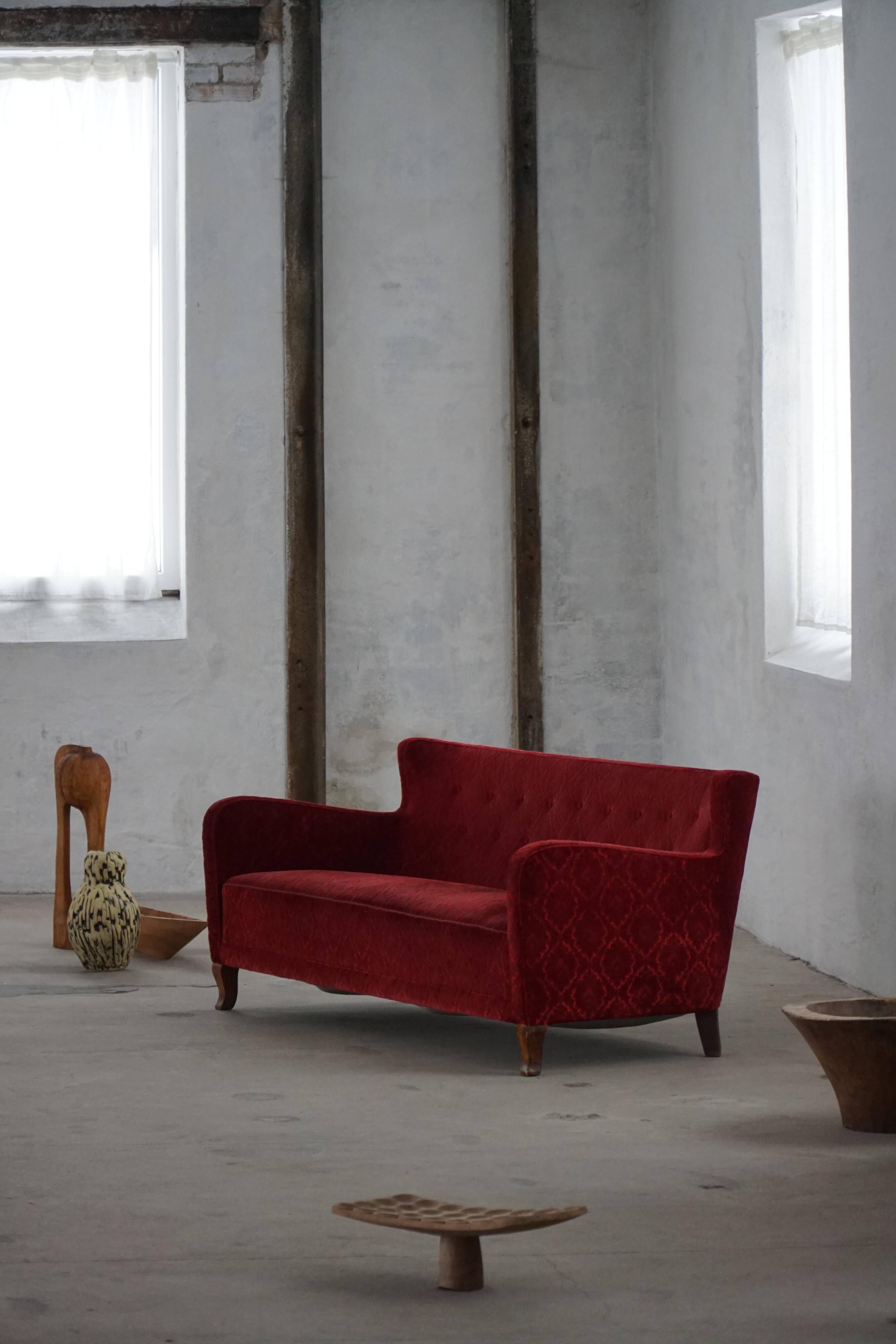 Modern Danish canapé, 3-seater in red velvet, Fritz Hansen style, 1940s.