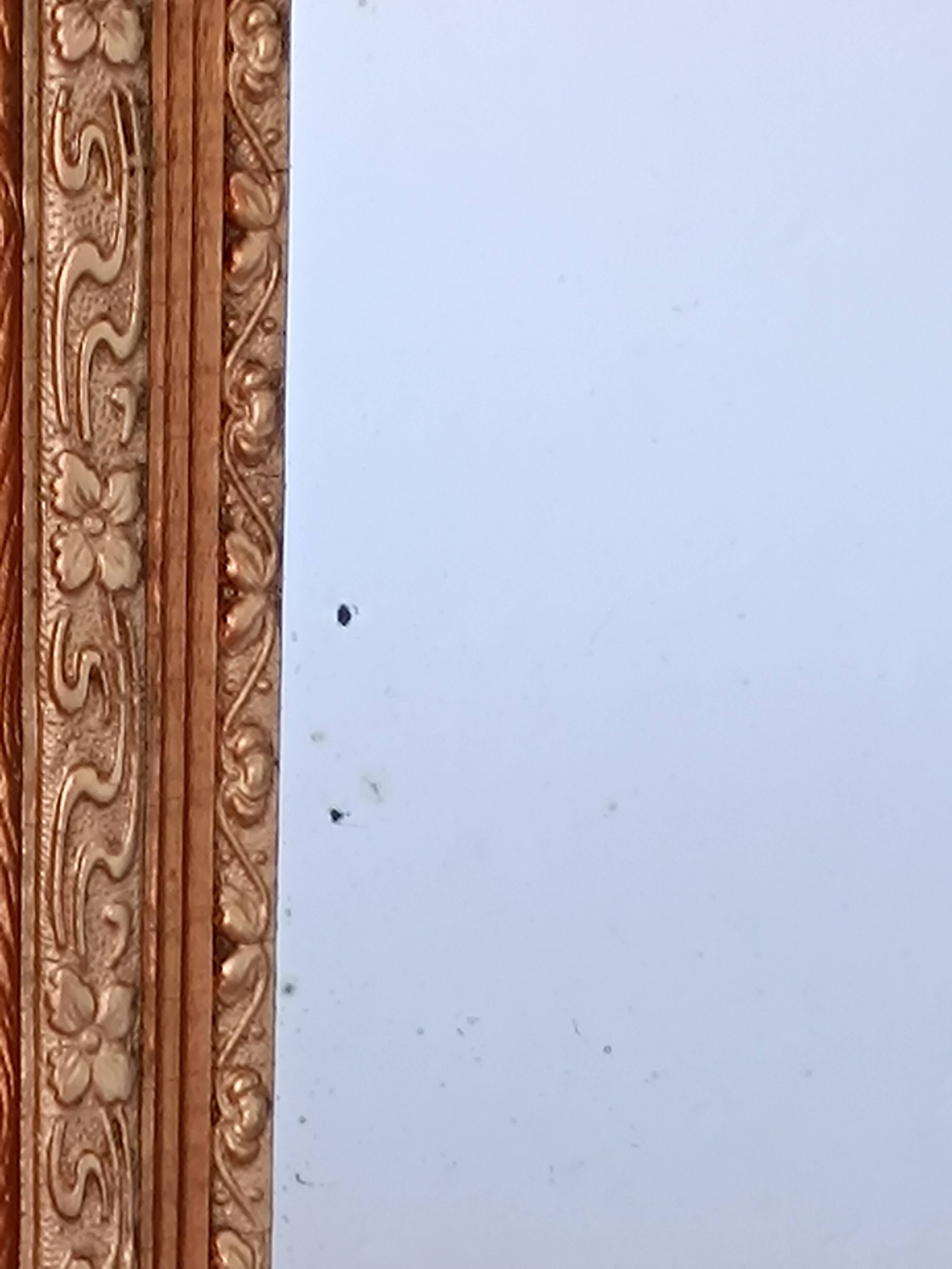 Miroir Napoléon III a riche ornementation dorée