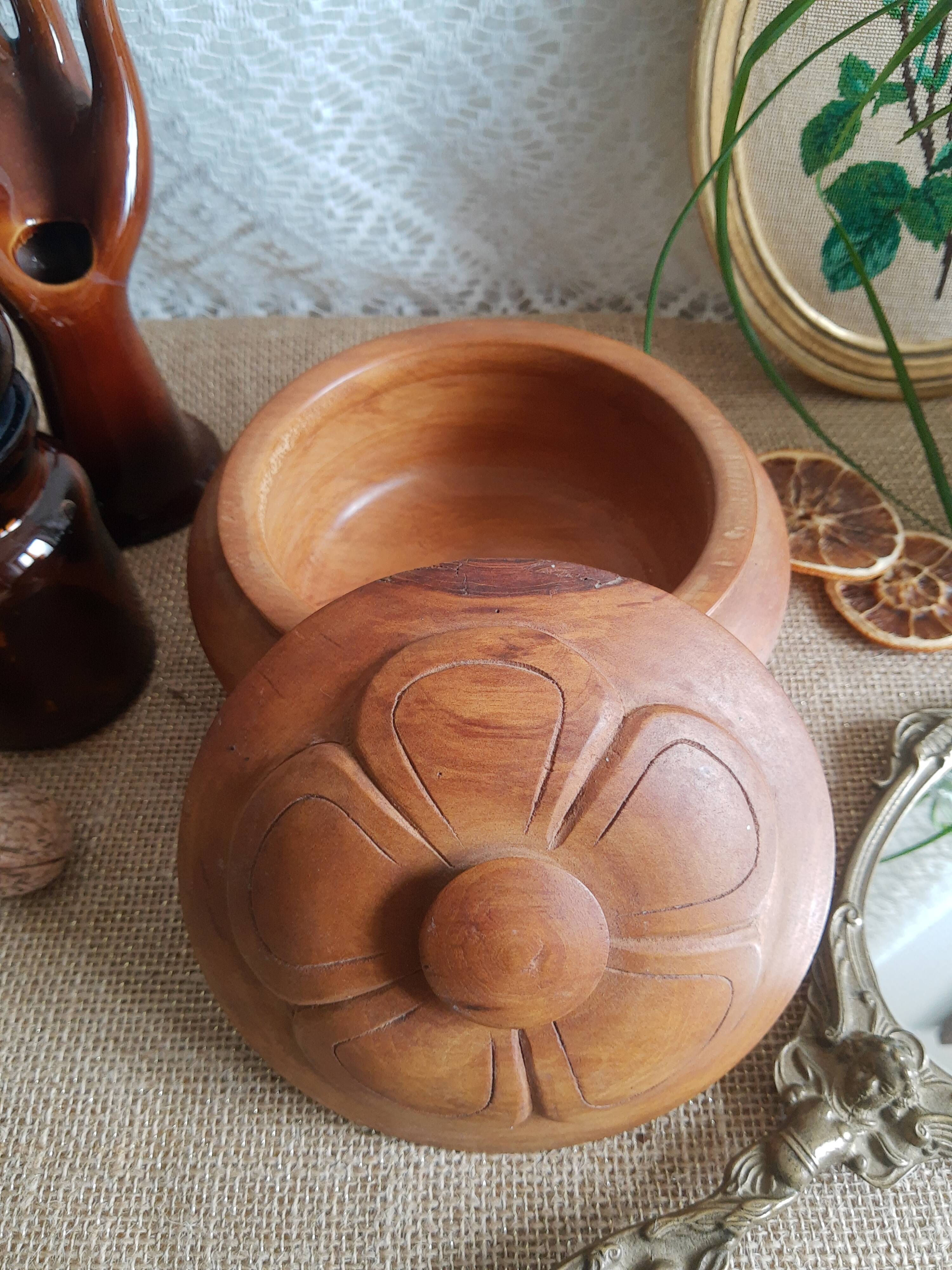 Round box with olive wood lid - vintage